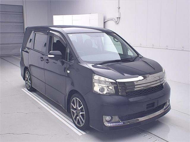 TOYOTA VOXY — фото