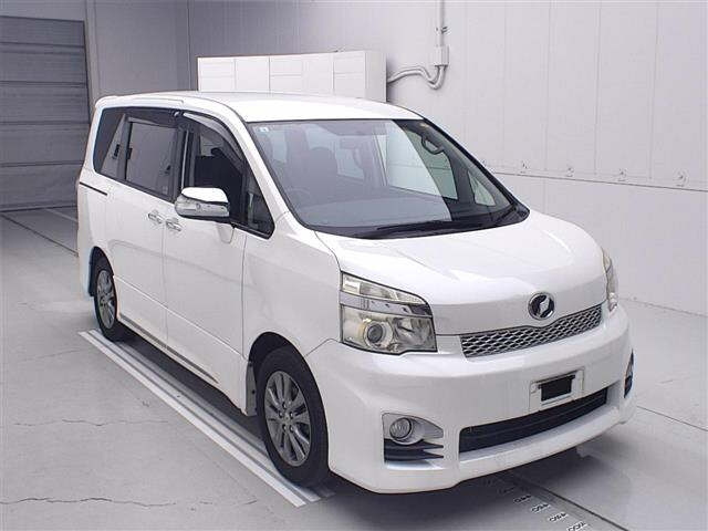 TOYOTA VOXY — фото