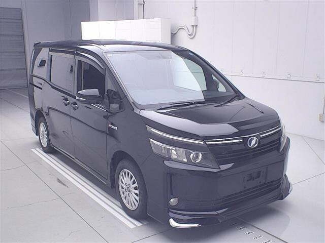 TOYOTA VOXY — фото