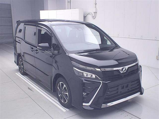 TOYOTA VOXY — фото