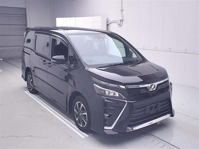 TOYOTA VOXY — фото