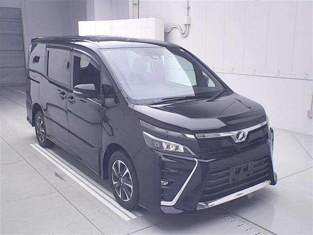 TOYOTA VOXY — фото