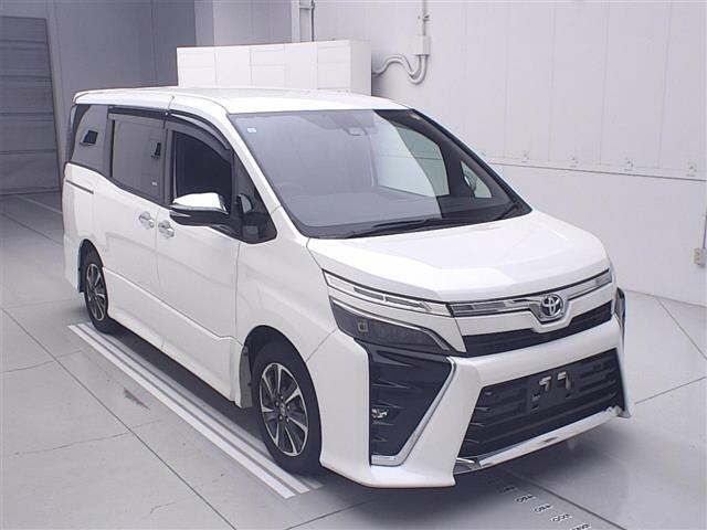 TOYOTA VOXY — фото