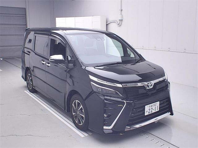TOYOTA VOXY — фото