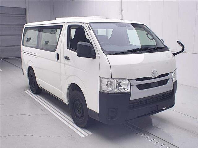 TOYOTA HIACE — фото