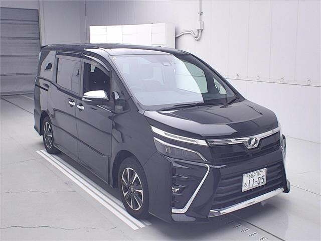 TOYOTA VOXY — фото