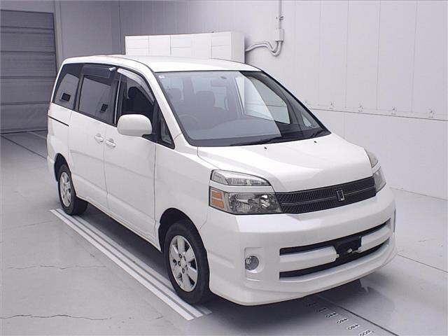 TOYOTA VOXY — фото