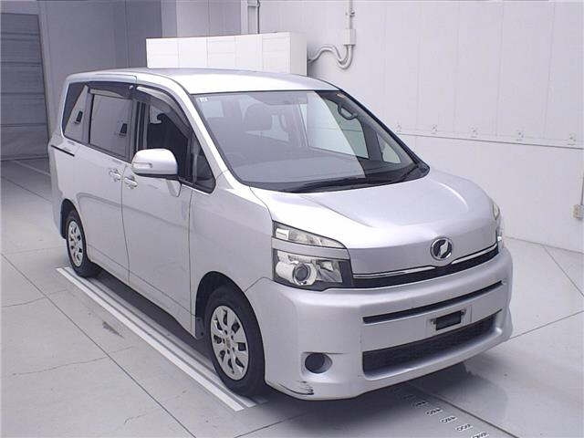TOYOTA VOXY — фото