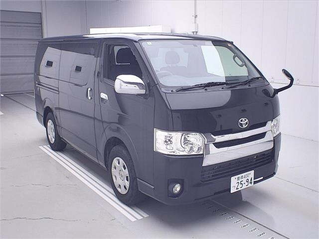 TOYOTA HIACE — фото
