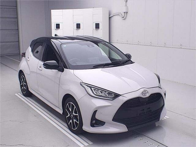 TOYOTA YARIS — фото