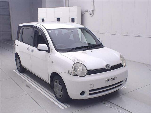 TOYOTA SIENTA — фото