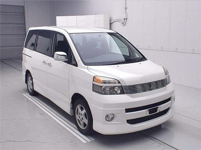 TOYOTA VOXY — фото
