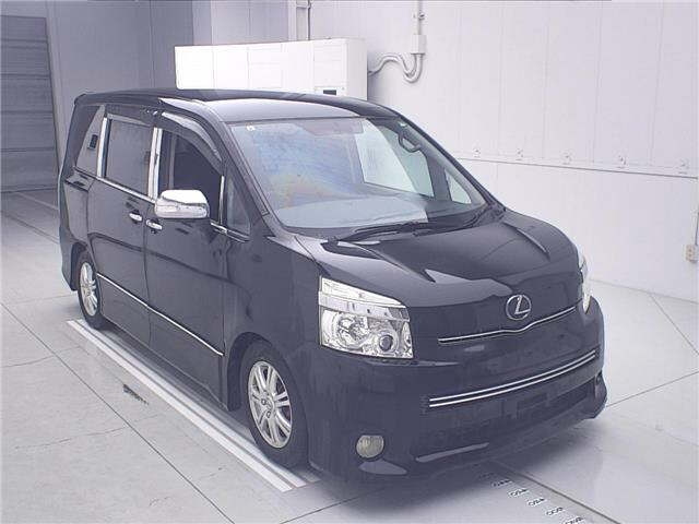 TOYOTA VOXY — фото