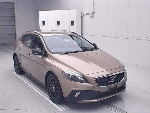 VOLVO V40 — фото