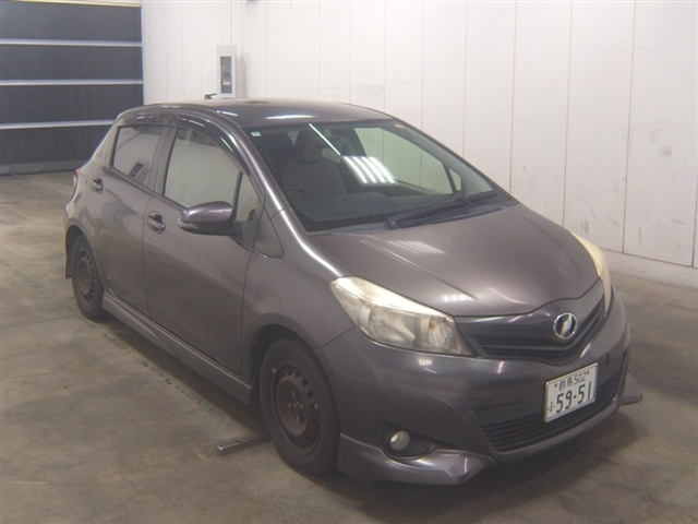 TOYOTA VITZ — фото