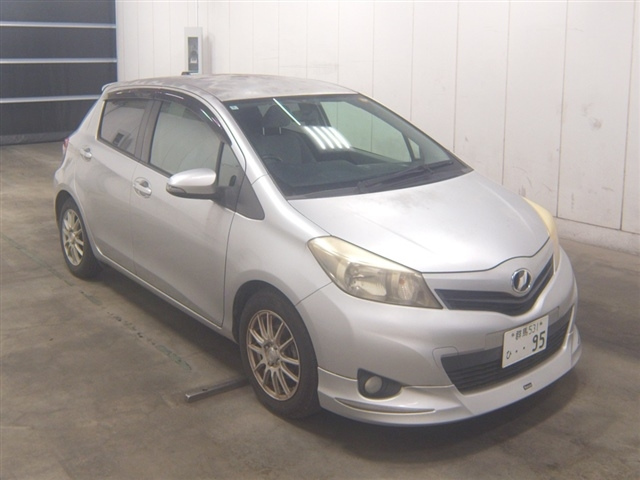 TOYOTA VITZ — фото