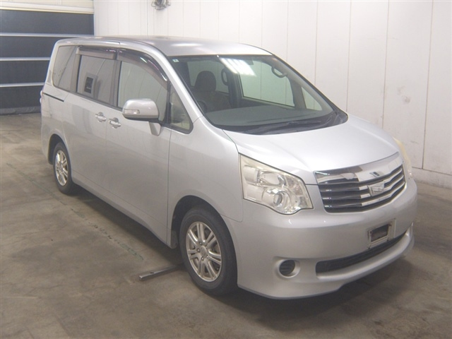 TOYOTA NOAH — фото