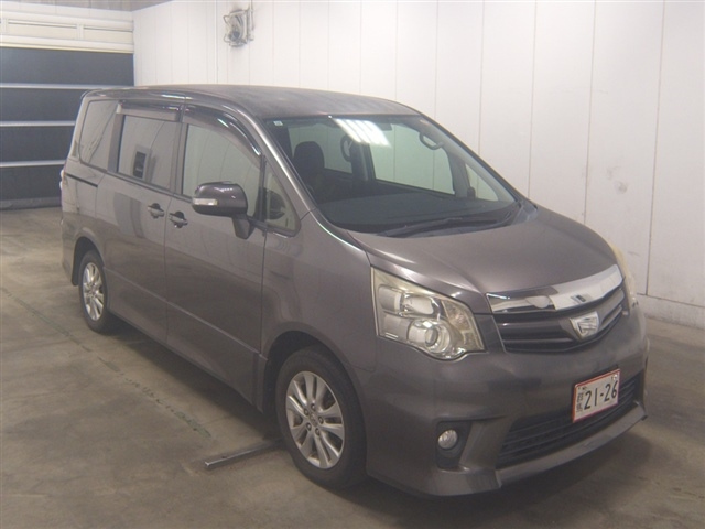 TOYOTA NOAH — фото