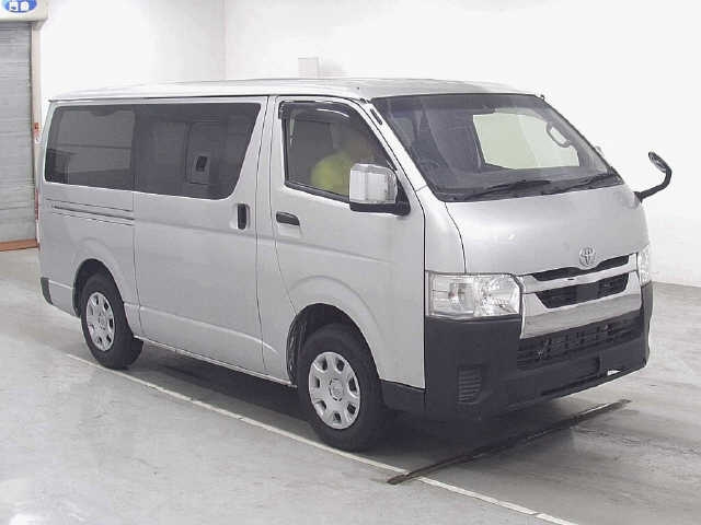 TOYOTA HIACE — фото