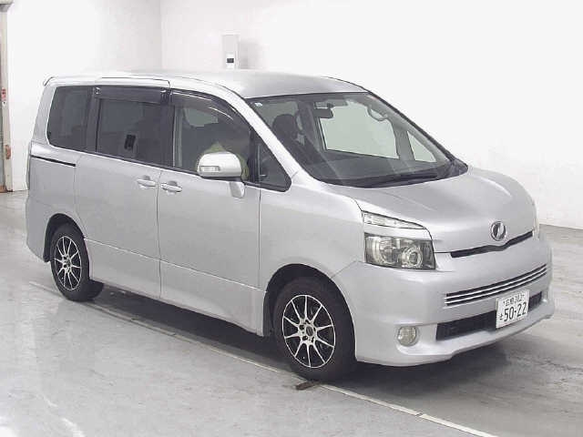 TOYOTA VOXY — фото