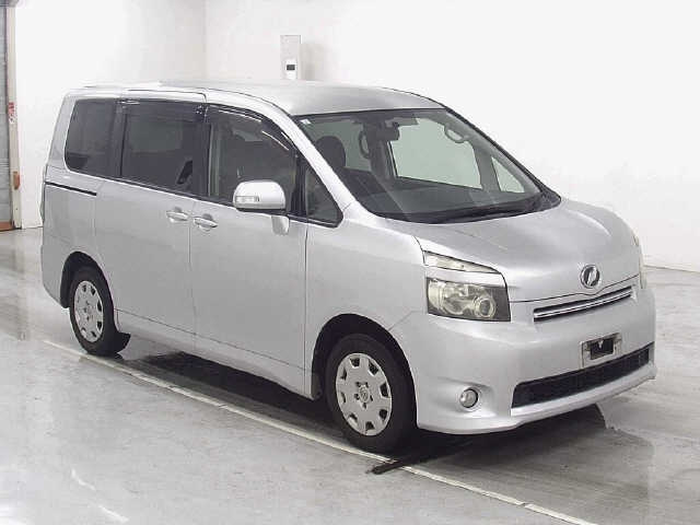 TOYOTA VOXY — фото