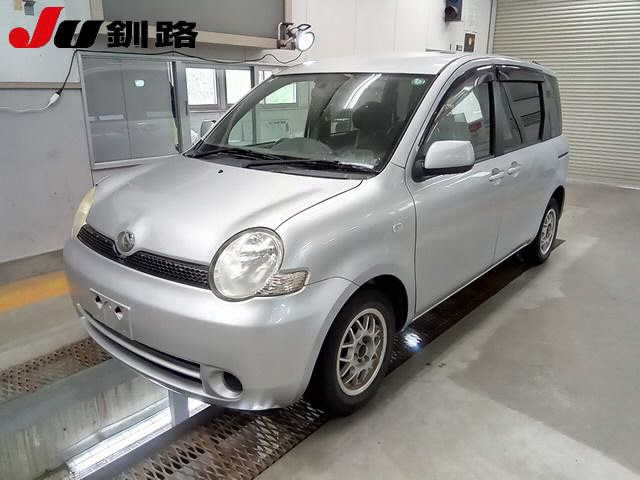 TOYOTA SIENTA — фото