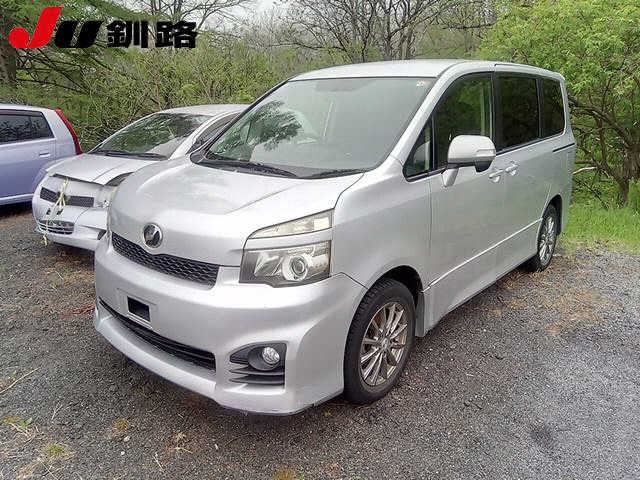 TOYOTA VOXY — фото