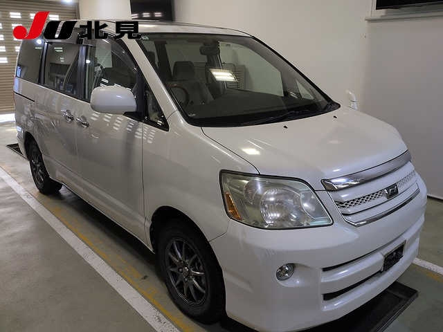 TOYOTA NOAH — фото