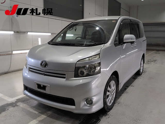 TOYOTA VOXY — фото
