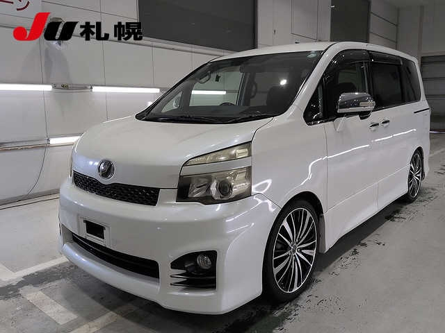 TOYOTA VOXY — фото
