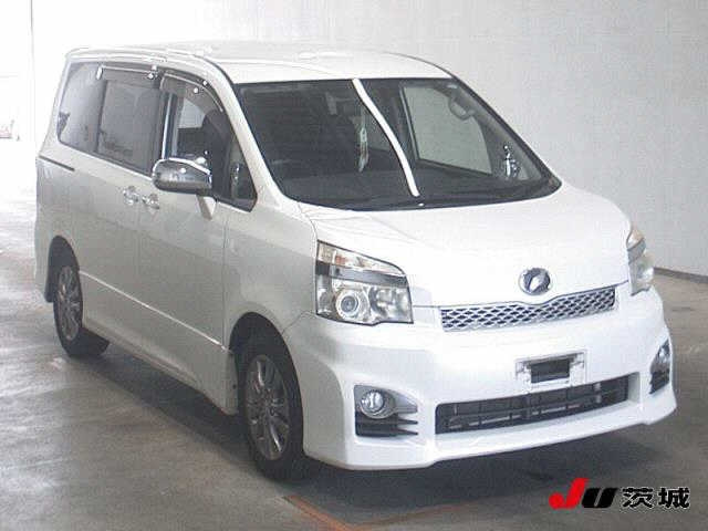 TOYOTA VOXY — фото