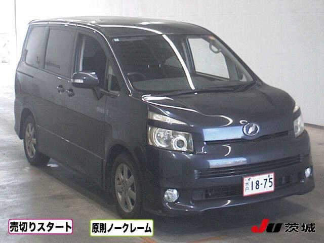 TOYOTA VOXY — фото