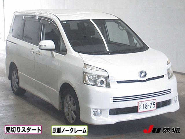 TOYOTA VOXY — фото
