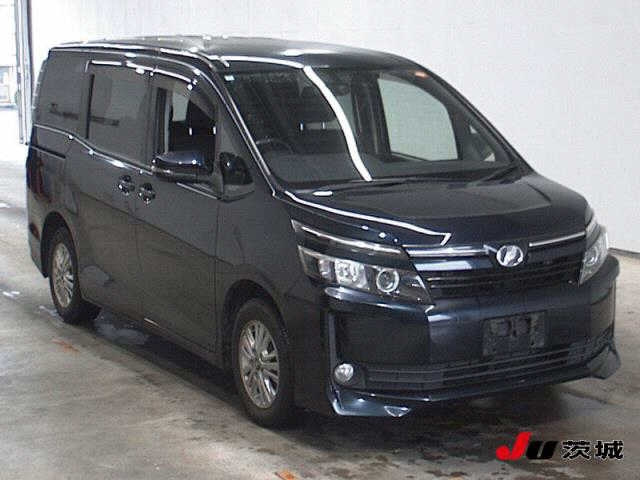 TOYOTA VOXY — фото
