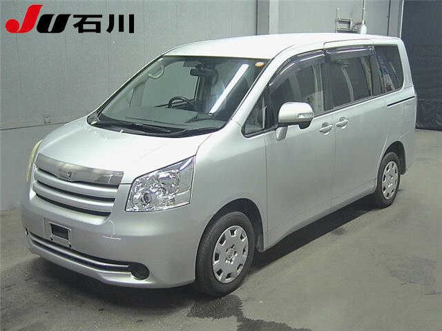 TOYOTA NOAH — фото