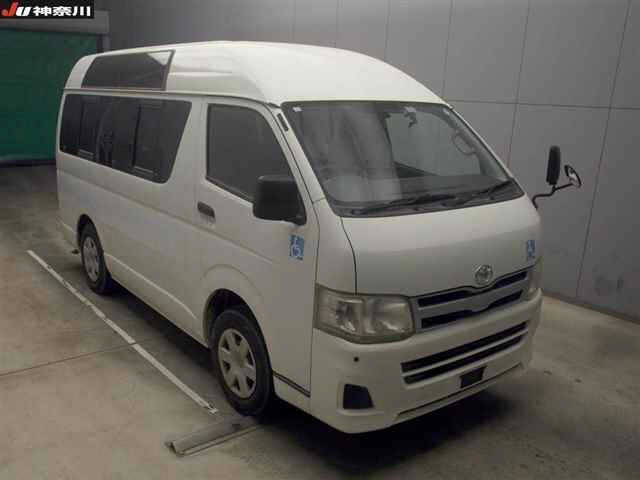TOYOTA HIACE — фото