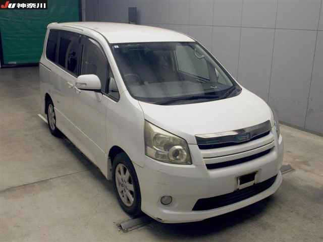 TOYOTA NOAH — фото