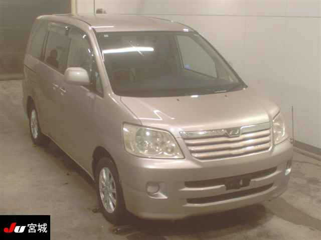 TOYOTA NOAH — фото