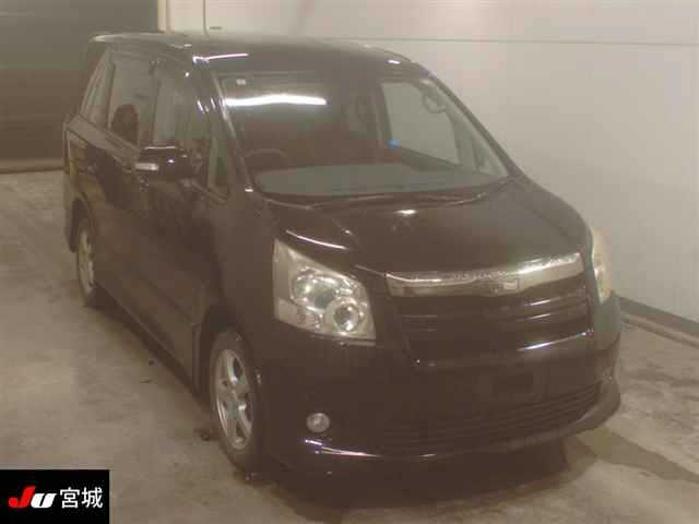TOYOTA NOAH — фото