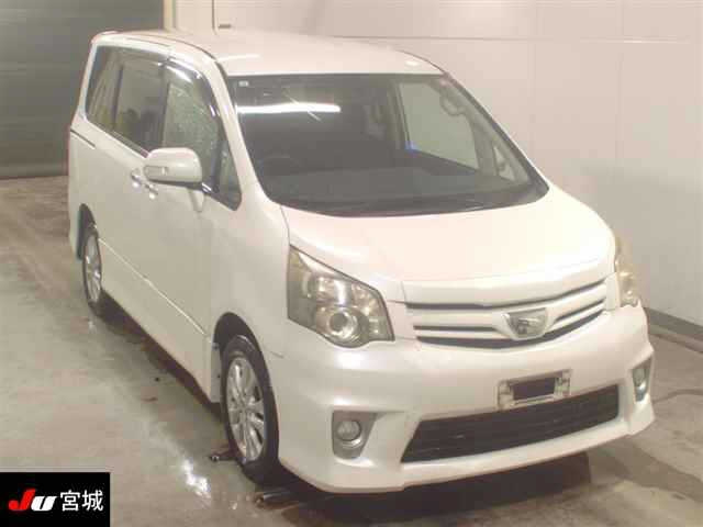 TOYOTA NOAH — фото