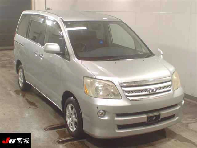 TOYOTA NOAH — фото