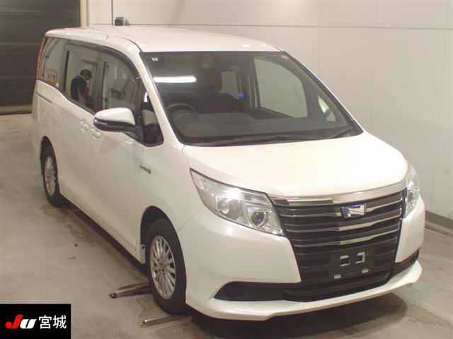 TOYOTA NOAH — фото