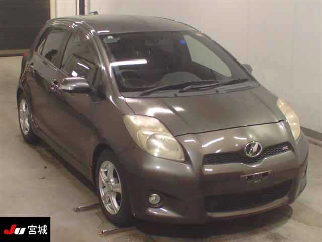 TOYOTA VITZ — фото