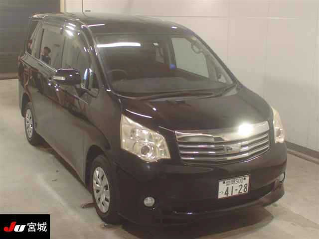 TOYOTA NOAH — фото