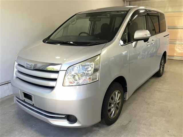 TOYOTA NOAH — фото
