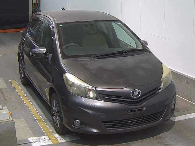 TOYOTA VITZ — фото