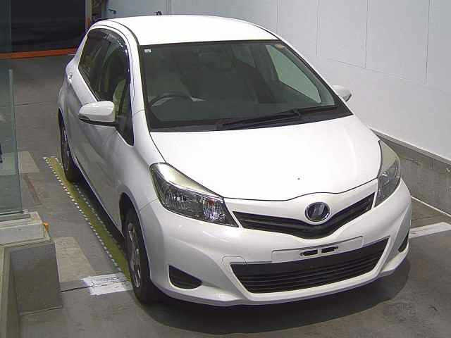 TOYOTA VITZ — фото