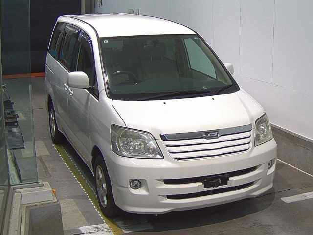 TOYOTA NOAH — фото