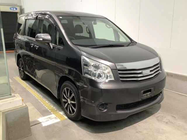 TOYOTA NOAH — фото