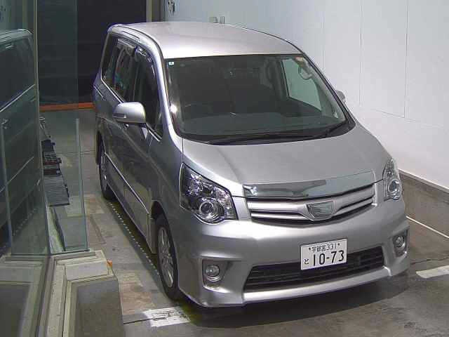TOYOTA NOAH